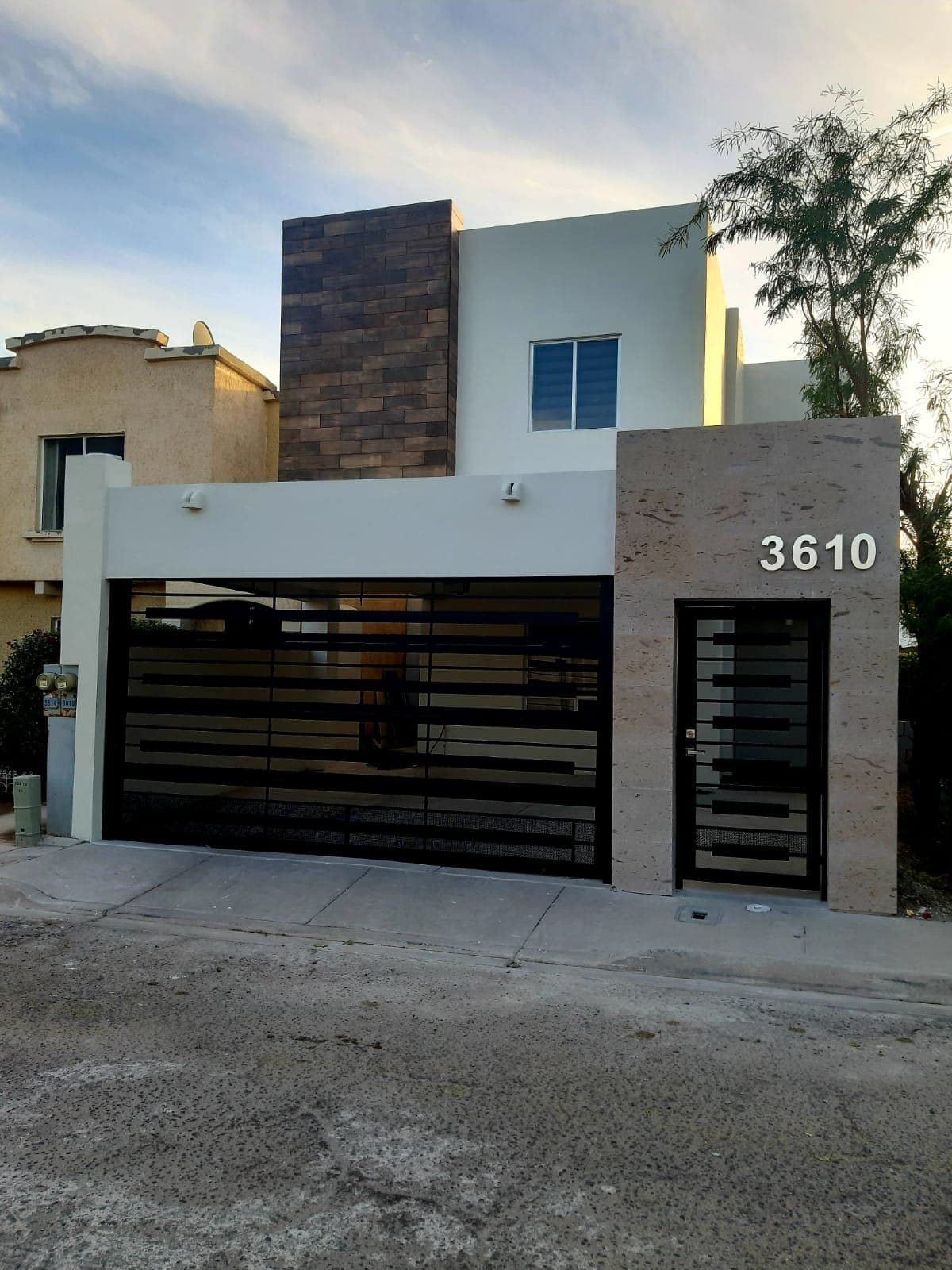 Fachada frontal de la casa 3610 al atardecer