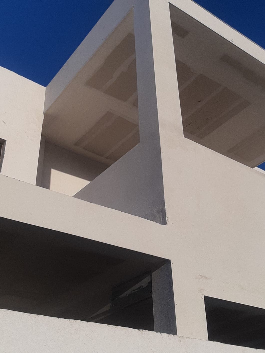Detalle del volado y marcos de concreto ya aplanados