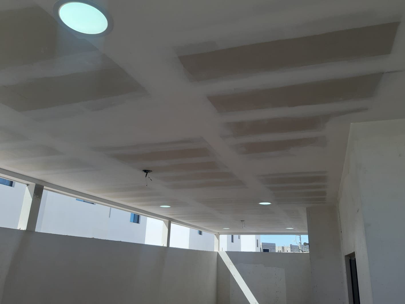 Interior con losa nervada y luminarias empotradas