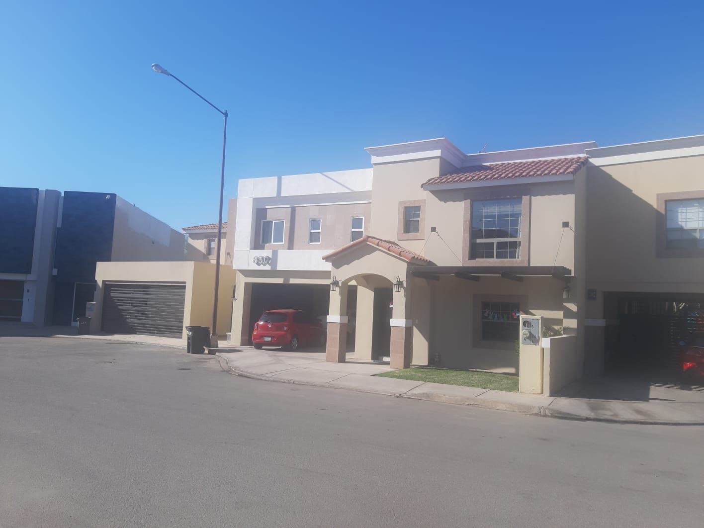 Casa 830 con la ampliación frontal de cochera terminada