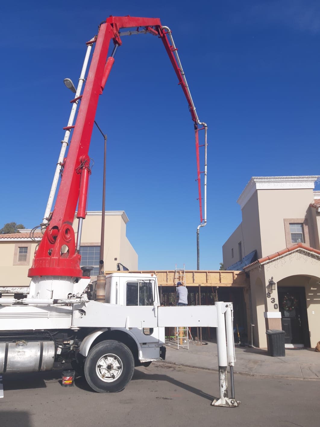 Colado de la losa de cochera con bomba pluma