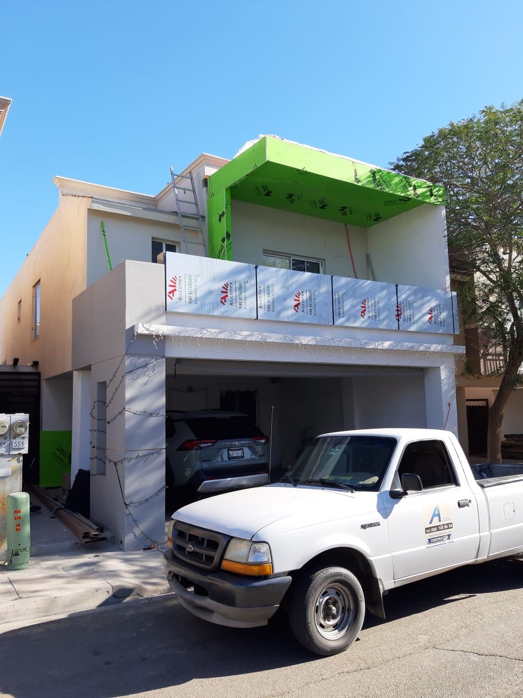 Remodelación de fachada 551 en proceso, con el volado nuevo en forrado