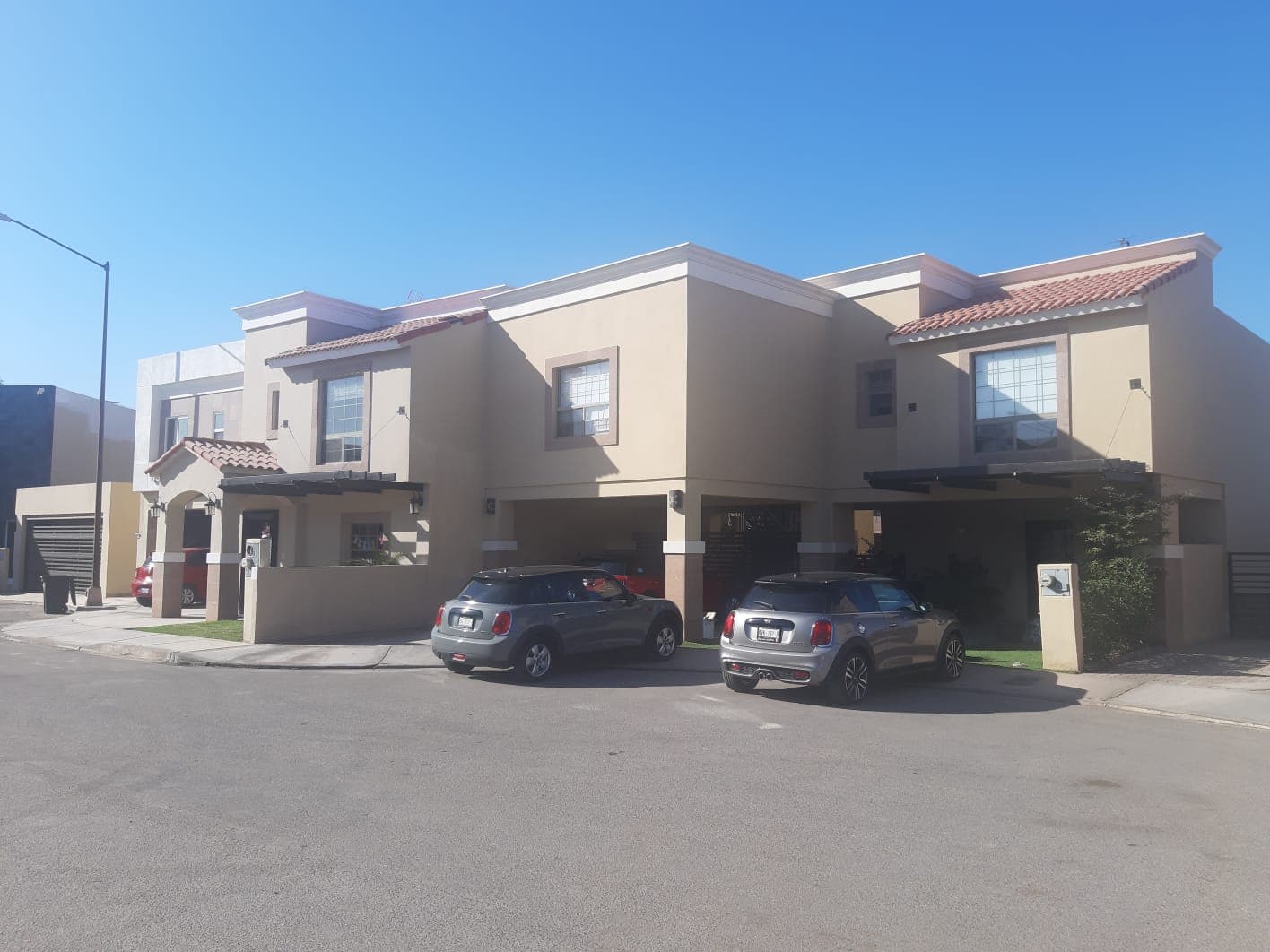 Conjunto de casas en estilo colonial californiano con teja de barro