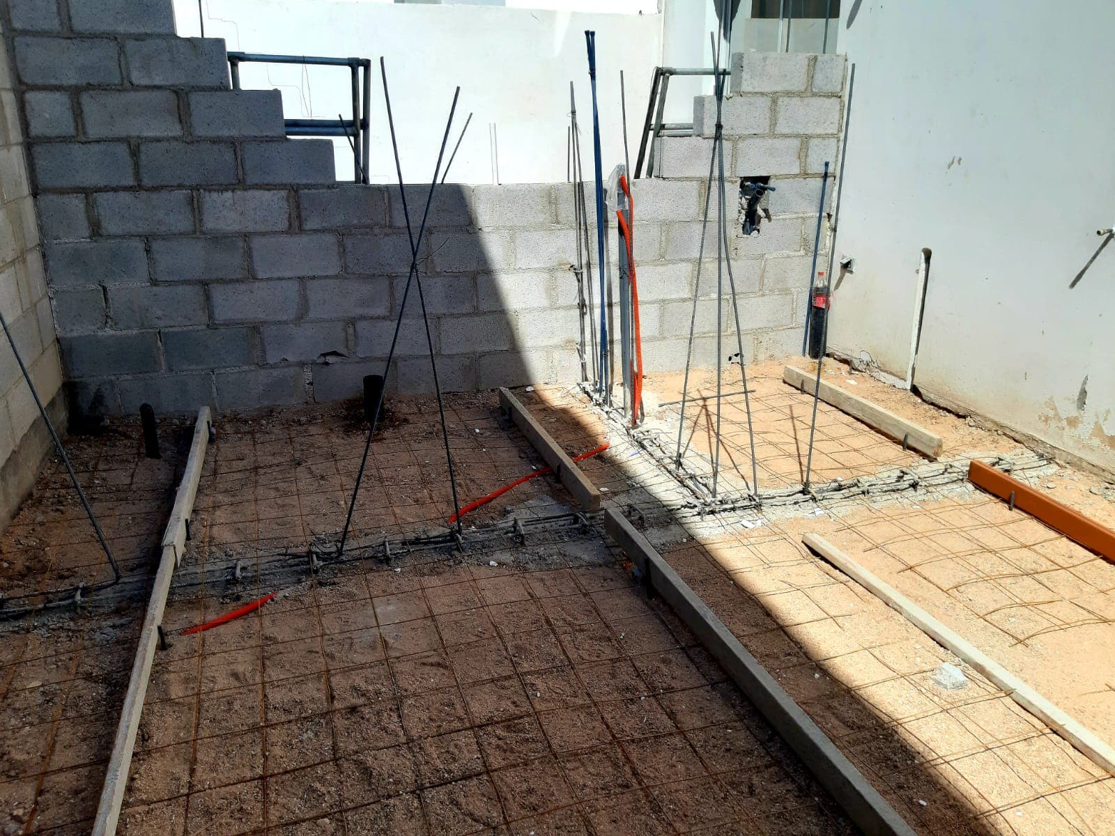 Muro de block con castillos armados y malla electrosoldada en obra negra