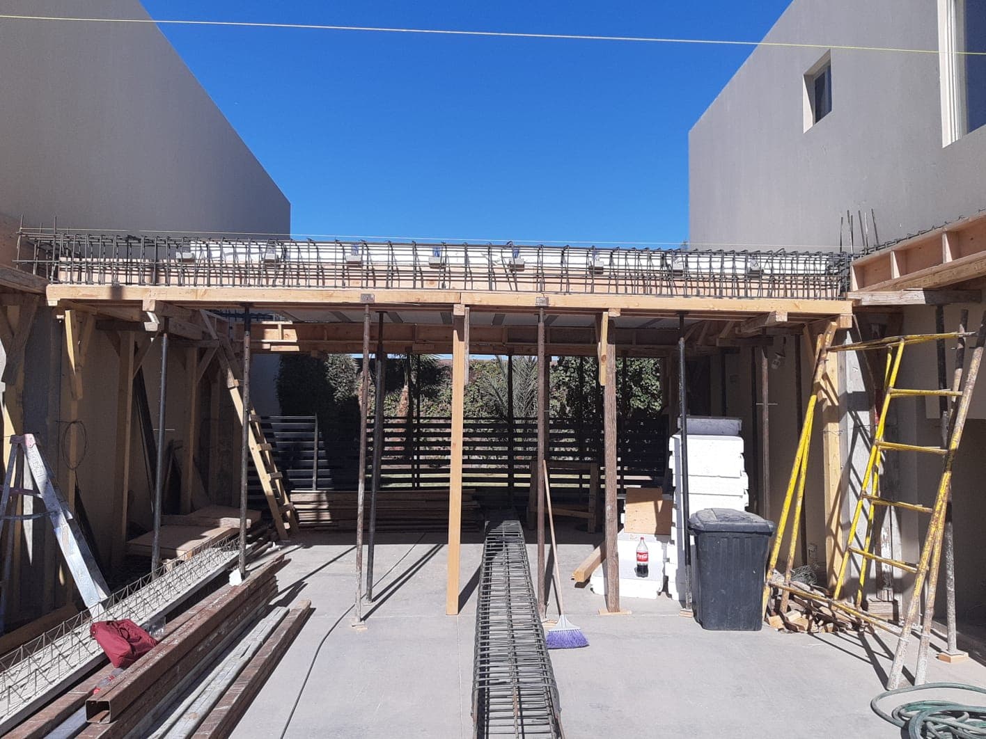 Cimbra y armado de losa en el patio interior de una casa contemporánea